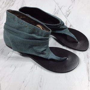 ⭐️ 7.5 DENIM FLIP FLOPS (SOME WEAR)